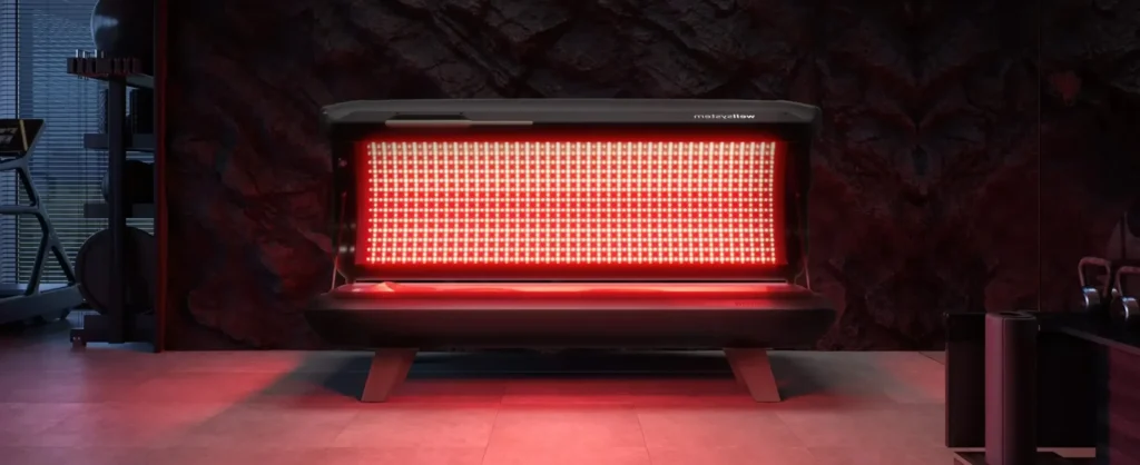 Roodlichttherapiemachine verlicht een donkere kamer met felle rode LED-lampen.